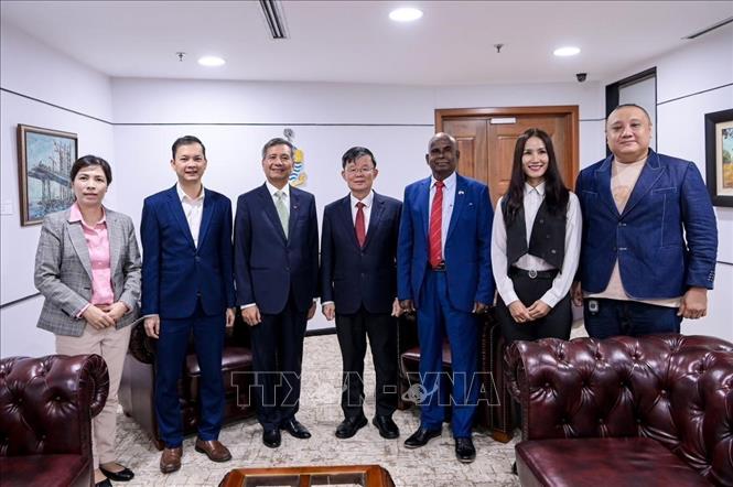 Đoàn công tác của Đại sứ quán Việt Nam ở Malaysia và chính quyền bang Penang. Ảnh: TTXVN phát