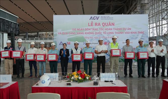 Lãnh đạo Tổng Công ty Cảng hàng không Việt Nam trao quà cho các nhà thầu thi công dự án sân bay Long Thành. Ảnh: Công Phong - TTXVN