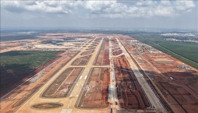 Đường cất hạ cánh số 1 (bên trái) sân bay Long Thành đã hoàn thành, đường cất hạ cánh thứ 2 (bên phải) đang được xây dựng. Ảnh: Công Phong - TTXVN