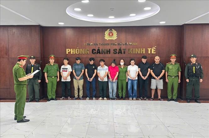 Cơ quan Cảnh sát điều tra, Công an TP. Hồ Chí Minh tống đạt quyết định khởi tố đối với các đối tượng. Ảnh: TTXVN phát
