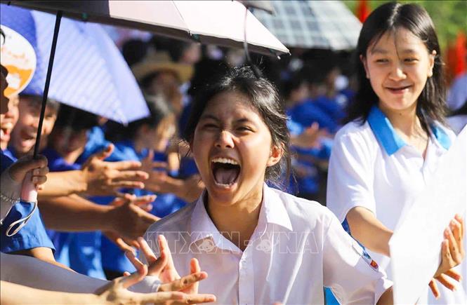 Niềm vui của thí sinh sau buổi thi môn Toán tại điểm thi trường THPT Chuyên Sơn La. Ảnh: Trọng Đạt - TTXVN