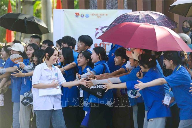 Niềm vui của thí sinh sau buổi thi môn Toán tại điểm thi trường THPT Chuyên Sơn La. Ảnh: Trọng Đạt - TTXVN