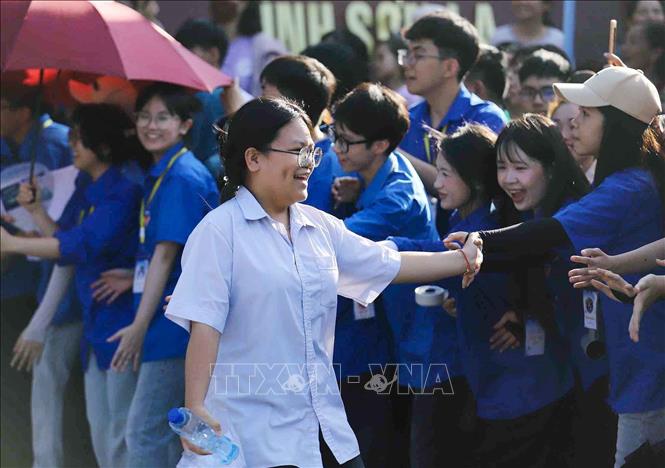 Niềm vui của thí sinh sau buổi thi môn Toán tại điểm thi trường THPT Chuyên Sơn La. Ảnh: Trọng Đạt - TTXVN