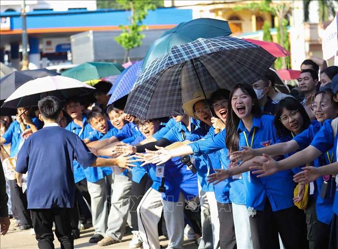 Các tình nguyện viên tiếp sức mùa thi tại điểm thi trường THPT Chuyên Sơn La. Ảnh: Trọng Đạt - TTXVN