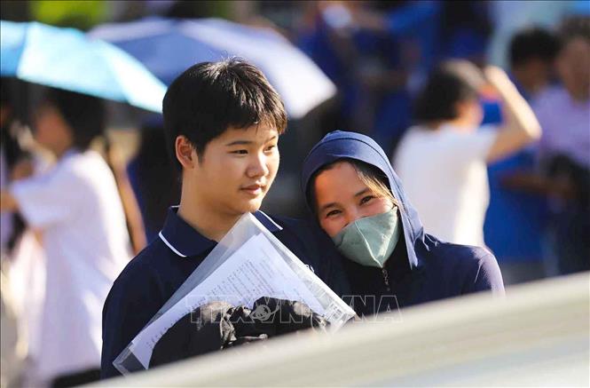 Niềm vui của người mẹ khi đón con sau buổi thi môn Toán tại THPT Chuyên Sơn La, chiều 1/6. Ảnh: Trọng Đạt - TTXVN