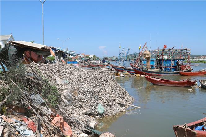 Dọc sông Hoàng Mai (tỉnh Nghệ An) qua địa bàn các xã, phường Hoàng Mai, Quỳnh Mai, Tân Mai, xã Quỳnh Phú có vô số điểm tập kết vỏ hàu với khối lượng lớn đang “lấp” sông và chiếm vị trí neo đậu tàu, thuyền như thế này. Ảnh: Xuân Tiến - TTXVN 