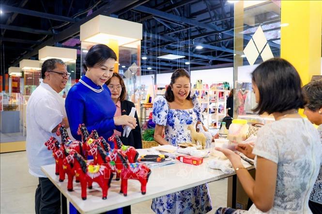 Bà Ngô Phương Ly - Phu nhân Tổng Bí thư, Chủ tịch nước Tô Lâm cùng bà Liza Araneta Marcos - Phu nhân Tổng thống Philippines tham quan Triển lãm Likha Filipino. Ảnh: TTXVN phát