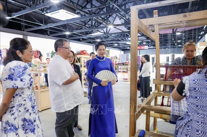 Bà Ngô Phương Ly - Phu nhân Tổng Bí thư, Chủ tịch nước Tô Lâm cùng bà Liza Araneta Marcos - Phu nhân Tổng thống Philippines tham quan Triển lãm Likha Filipino. Ảnh: TTXVN phát