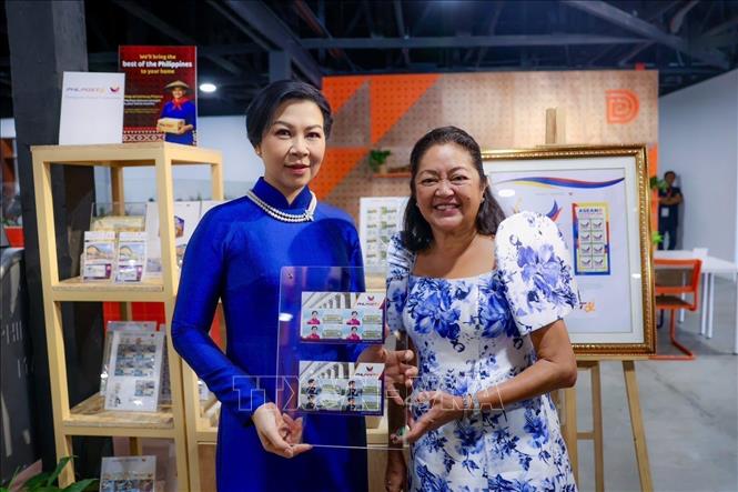 Bà Ngô Phương Ly - Phu nhân Tổng Bí thư, Chủ tịch nước Tô Lâm cùng bà Liza Araneta Marcos - Phu nhân Tổng thống Philippines tham quan Triển lãm Likha Filipino. Ảnh: TTXVN phát