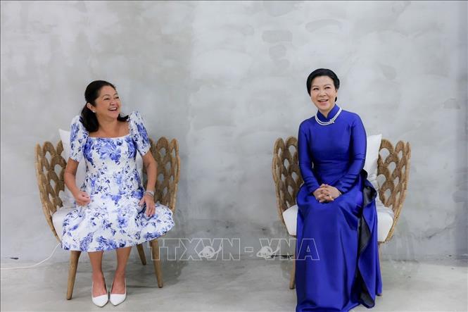 Bà Ngô Phương Ly - Phu nhân Tổng Bí thư, Chủ tịch nước Tô Lâm tham quan Triển lãm Likha Filipino và thưởng trà cùng bà Liza Araneta Marcos - Phu nhân Tổng thống Philippines. Ảnh: TTXVN phát