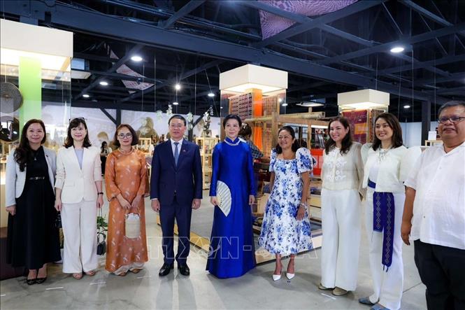 Bà Ngô Phương Ly - Phu nhân Tổng Bí thư, Chủ tịch nước Tô Lâm cùng bà Liza Araneta Marcos - Phu nhân Tổng thống Philippines tham quan Triển lãm Likha Filipino. Ảnh: TTXVN phát