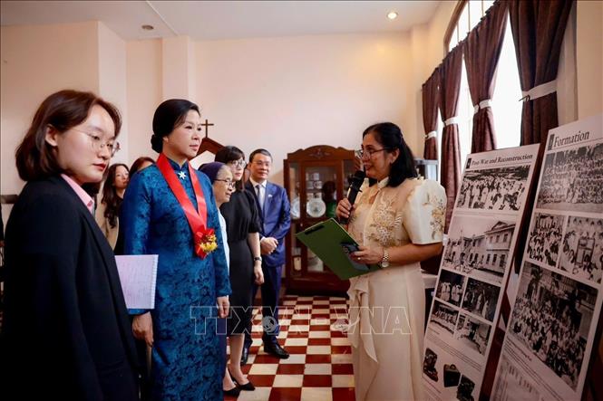 Bà Ngô Phương Ly - Phu nhân Tổng Bí thư, Chủ tịch nước Tô Lâm thăm Trung tâm Asilo de San Vicente de Paul. Ảnh: TTXVN phát