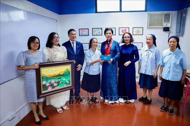 Bà Ngô Phương Ly - Phu nhân Tổng Bí thư, Chủ tịch nước Tô Lâm thăm Trung tâm Asilo de San Vicente de Paul và gửi tặng một món quà đặc biệt. Đó là một bức tranh được các em nhỏ khuyết tật tại Việt Nam ghép từ vải vụn và mong được chuyển đến các bạn tại trung tâm Asilo. Ảnh: TTXVN phát