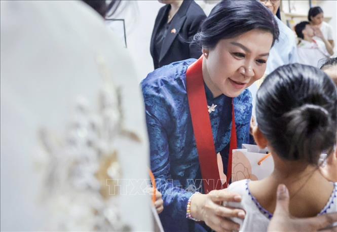 Bà Ngô Phương Ly - Phu nhân Tổng Bí thư, Chủ tịch nước Tô Lâm thăm Trung tâm Asilo de San Vicente de Paul và gặp gỡ những em nhỏ đang được chăm sóc tại Asilo. Ảnh: TTXVN phát