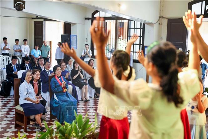Bà Ngô Phương Ly - Phu nhân Tổng Bí thư, Chủ tịch nước Tô Lâm thăm Trung tâm Asilo de San Vicente de Paul và gặp gỡ những em nhỏ đang được chăm sóc tại Asilo. Ảnh: TTXVN phát