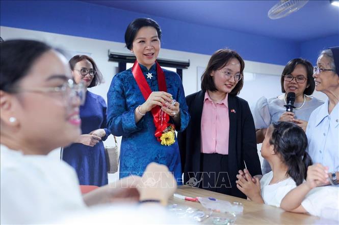 Bà Ngô Phương Ly - Phu nhân Tổng Bí thư, Chủ tịch nước Tô Lâm thăm Trung tâm Asilo de San Vicente de Paul và gặp gỡ những em nhỏ đang được chăm sóc tại Asilo. Ảnh: TTXVN phát