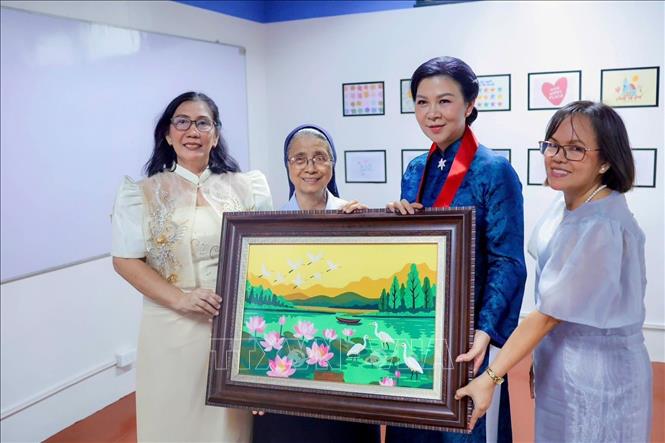 Bà Ngô Phương Ly - Phu nhân Tổng Bí thư, Chủ tịch nước Tô Lâm thăm Trung tâm Asilo de San Vicente de Paul và gửi tặng một món quà đặc biệt. Đó là một bức tranh được các em nhỏ khuyết tật tại Việt Nam ghép từ vải vụn và mong được chuyển đến các bạn tại trung tâm Asilo. Ảnh: TTXVN phát