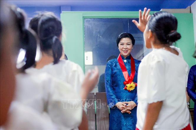 Bà Ngô Phương Ly - Phu nhân Tổng Bí thư, Chủ tịch nước Tô Lâm thăm Trung tâm Asilo de San Vicente de Paul và gặp gỡ những em nhỏ đang được chăm sóc tại Asilo. Ảnh: TTXVN phát