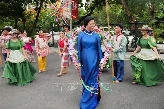 Bà Ngô Phương Ly - Phu nhân Tổng Bí thư, Chủ tịch nước Tô Lâm tham quan Triển lãm Likha Filipino. Ảnh: TTXVN phát