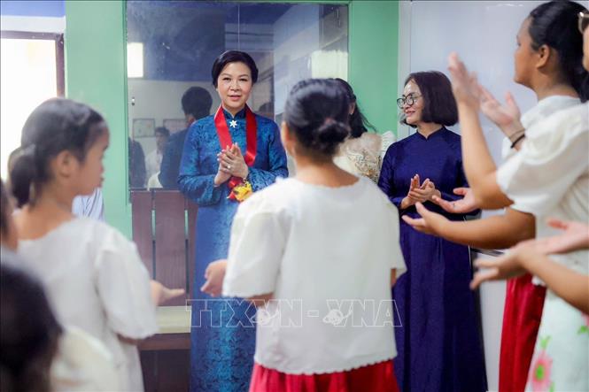 Bà Ngô Phương Ly - Phu nhân Tổng Bí thư, Chủ tịch nước Tô Lâm thăm Trung tâm Asilo de San Vicente de Paul và gặp gỡ những em nhỏ đang được chăm sóc tại Asilo. Ảnh: TTXVN phát