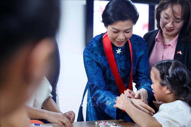 Bà Ngô Phương Ly - Phu nhân Tổng Bí thư, Chủ tịch nước Tô Lâm thăm Trung tâm Asilo de San Vicente de Paul và gặp gỡ những em nhỏ đang được chăm sóc tại Asilo. Ảnh: TTXVN phát