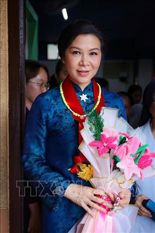 Bà Ngô Phương Ly - Phu nhân Tổng Bí thư, Chủ tịch nước Tô Lâm thăm Trung tâm Asilo de San Vicente de Paul. Ảnh: TTXVN phát