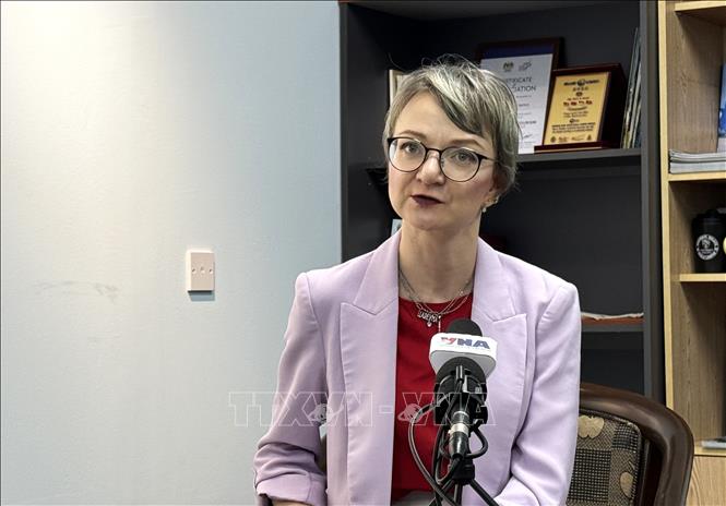 Tiến sĩ Julia Roknifard, giảng viên cao cấp về Quan hệ quốc tế tại trường Đại học Taylor (Malaysia) trả lời phỏng vấn TTXVN. Ảnh: Bình Thanh - PV TTXVN tại Malaysia