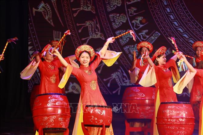 Màn biểu diễn trống của đội trống nữ làng Đọi Tam (tỉnh Ninh Bình). Ảnh: Khánh Hoà - TTXVN 
