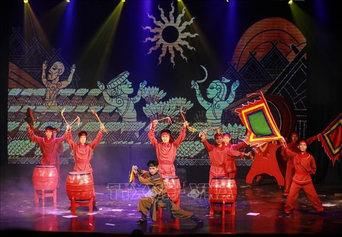 Chương trình cho thấy việc sáng tạo của các bạn trẻ khi vận dụng ngôn ngữ nghệ thuật đương đại để kể câu chuyện về một di sản truyền thống theo cách gần gũi với công chúng. Ảnh: Khánh Hoà - TTXVN
