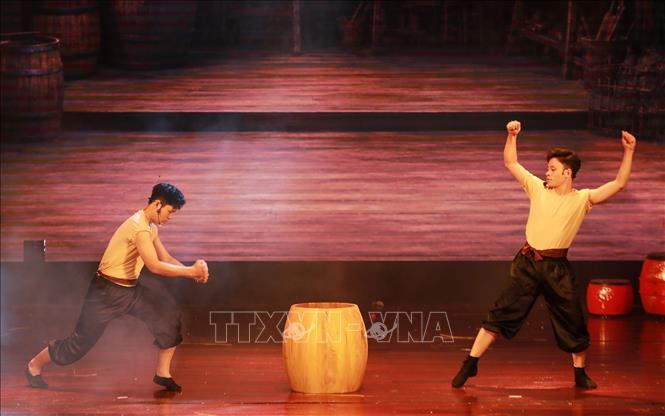 Chương trình cho thấy việc sáng tạo của các bạn trẻ khi vận dụng ngôn ngữ nghệ thuật đương đại để kể câu chuyện về một di sản truyền thống theo cách gần gũi với công chúng. Ảnh: Khánh Hoà - TTXVN