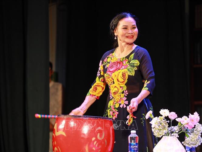 Nghệ nhân nhân dân Nguyễn Thị Minh Tám (85 tuổi) biểu diễn đánh trống tại chương trình. Ảnh: Khánh Hoà - TTXVN