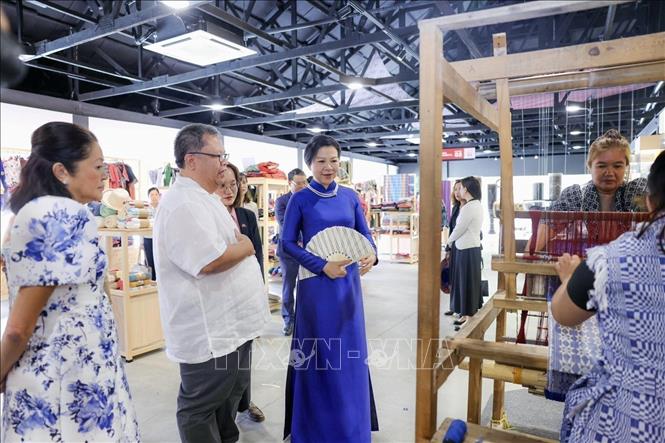 Ngo Phuong Ly and Liza Araneta Marcos, spouse of Philippine President Ferdinand Marcos Jr., visit the Likhang Filipino Exhibition Halls at the International Trade Centre Complex in Pasay city, Metro Manila on June 1. Photo by courtesy/VNA