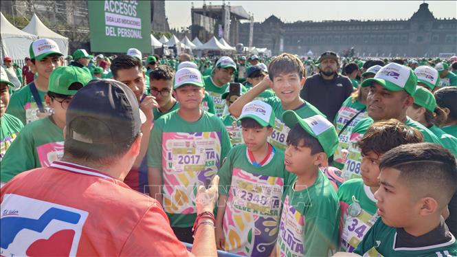 Học sinh tham gia sự kiện quảng bá World Cup 2026 tại thủ đô Mexico City. Ảnh: Phi Hùng - PV TTXVN tại Mexico