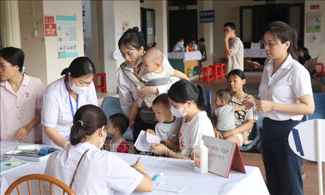 Đối tượng trẻ em được bổ sung Vitamin A trong chiến dịch là trẻ từ 6 tháng đến dưới 36 tháng tuổi và trẻ có nguy cơ cao thiếu Vitamin A trên địa bàn tỉnh Ninh Bình. Ảnh: Thùy Dung - TTXVN