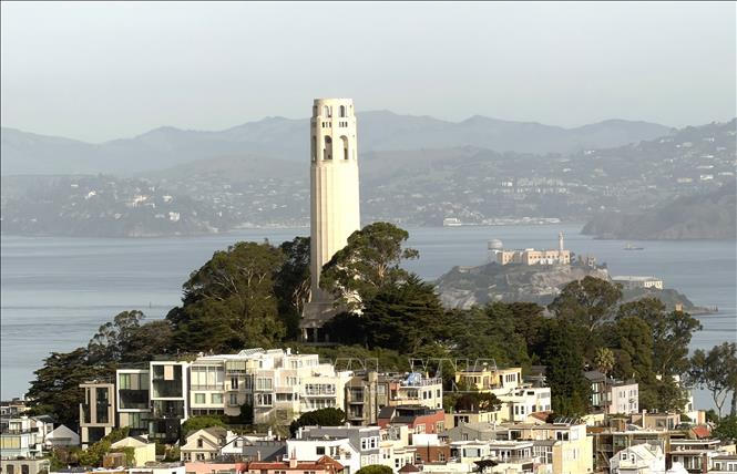 Tháp Coit và Nhà tù Alcatraz, hai biểu tượng gắn liền với lịch sử San Francisco, là những điểm đến không thể bỏ qua đối với du khách khi ghé thăm thành phố bên bờ Thái Bình Dương. Ảnh: Ngọc Quang – PV TTXVN tại Mỹ