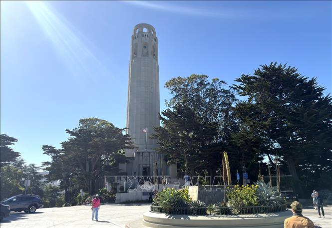 Tháp Coit (Coit Tower) nổi bật trên đỉnh Telegraph Hill, là một trong những công trình mang tính biểu tượng của San Francisco và là điểm ngắm toàn cảnh thành phố được nhiều du khách yêu thích. Ảnh: Ngọc Quang – PV TTXVN tại Mỹ