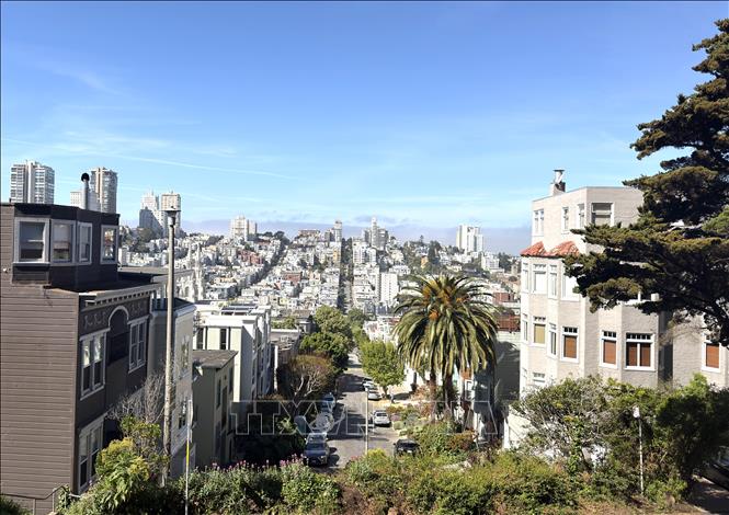Khung cảnh thành phố bên bờ Vịnh San Francisco, nơi những dãy nhà dốc đặc trưng hòa cùng mặt nước xanh của Thái Bình Dương. Ảnh: Ngọc Quang – PV TTXVN tại Mỹ