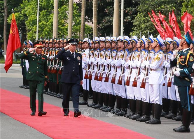 Đại tướng Nguyễn Tân Cương, Tổng Tham mưu trưởng QĐND Việt Nam, Thứ trưởng Bộ Quốc phòng và Đại tướng Uchikura Hiroaki, Tham mưu trưởng Liên quân Lực lượng Phòng vệ Nhật Bản duyệt đội Danh dự QĐND Việt Nam. Ảnh: Trọng Đức - TTXVN