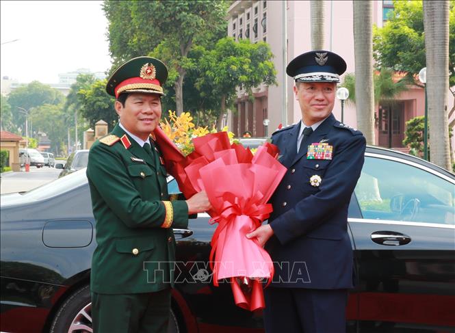 Đại tướng Nguyễn Tân Cương, Tổng Tham mưu trưởng QĐND Việt Nam, Thứ trưởng Bộ Quốc phòng đón Đại tướng Uchikura Hiroaki, Tham mưu trưởng Liên quân Lực lượng Phòng vệ Nhật Bản. Ảnh: Trọng Đức - TTXVN