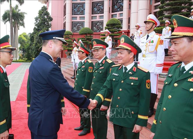  Đại tướng Uchikura Hiroaki, Tham mưu trưởng Liên quân Lực lượng Phòng vệ Nhật Bản và các quan chức quốc phòng Việt Nam. Ảnh: Trọng Đức - TTXVN