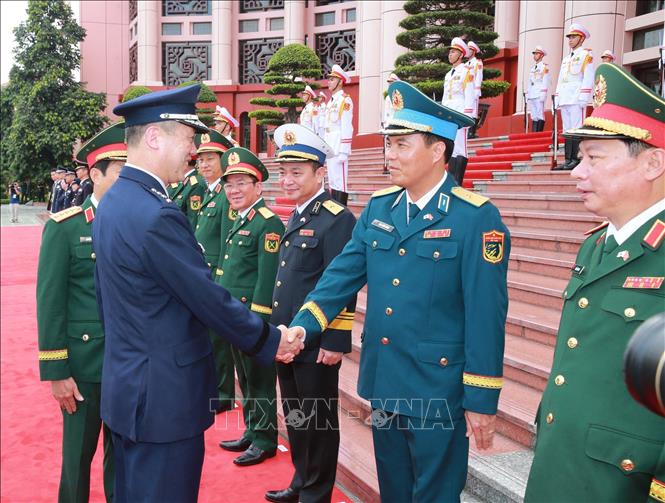  Đại tướng Uchikura Hiroaki, Tham mưu trưởng Liên quân Lực lượng Phòng vệ Nhật Bản và các quan chức quốc phòng Việt Nam. Ảnh: Trọng Đức - TTXVN