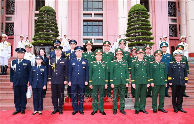  Đại tướng Nguyễn Tân Cương, Tổng Tham mưu trưởng QĐND Việt Nam, Thứ trưởng Bộ Quốc phòng và Đại tướng Uchikura Hiroaki, Tham mưu trưởng Liên quân Lực lượng Phòng vệ Nhật Bản trước khi hội đàm. Ảnh: Trọng Đức - TTXVN