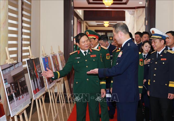 Đại tướng Uchikura Hiroaki, Tham mưu trưởng Liên quân Lực lượng Phòng vệ Nhật Bản tham quan triển lãm ảnh về hợp tác Quốc phòng hai nước. Ảnh: Trọng Đức - TTXVN
