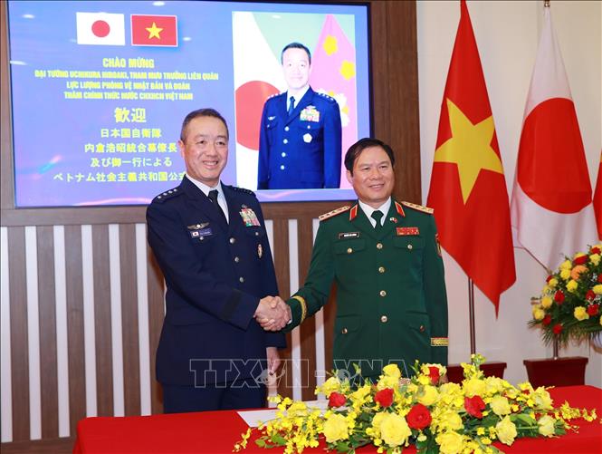  Đại tướng Nguyễn Tân Cương, Tổng Tham mưu trưởng QĐND Việt Nam, Thứ trưởng Bộ Quốc phòng và Đại tướng Uchikura Hiroaki, Tham mưu trưởng Liên quân Lực lượng Phòng vệ Nhật Bản. Ảnh: Trọng Đức - TTXVN