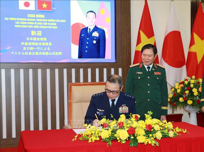 Đại tướng Uchikura Hiroaki, Tham mưu trưởng Liên quân Lực lượng Phòng vệ Nhật Bản lưu bút sổ vàng tại Bộ Quốc phòng. Ảnh: Trọng Đức - TTXVN