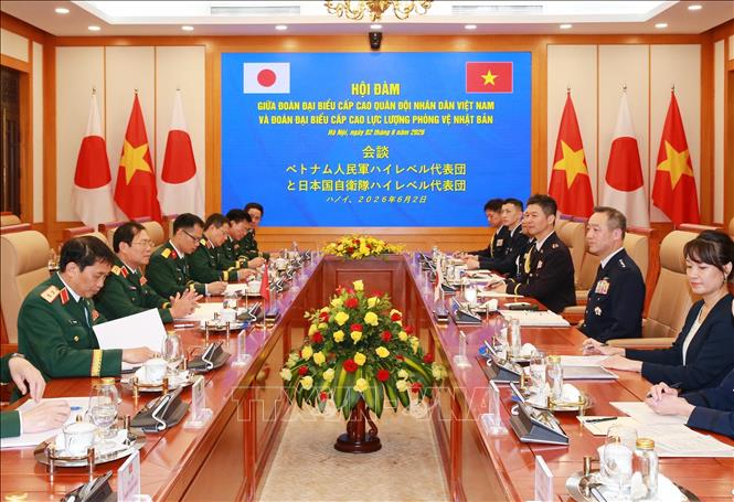  Đại tướng Nguyễn Tân Cương, Tổng Tham mưu trưởng QĐND Việt Nam, Thứ trưởng Bộ Quốc phòng và Đại tướng Uchikura Hiroaki, Tham mưu trưởng Liên quân Lực lượng Phòng vệ Nhật Bản hội đàm. Ảnh: Trọng Đức - TTXVN