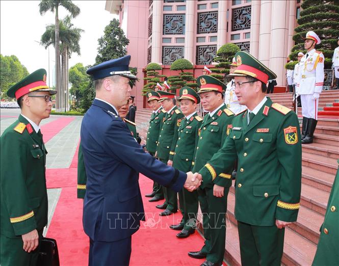  Đại tướng Uchikura Hiroaki, Tham mưu trưởng Liên quân Lực lượng Phòng vệ Nhật Bản với quan chức quốc phòng Việt Nam. Ảnh: Trọng Đức - TTXVN