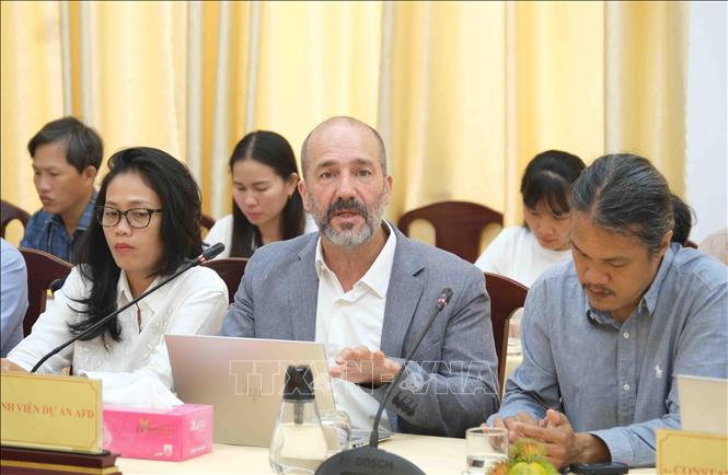 Đại diện AFD trao đổi các nội dung liên quan đến thực hiện Dự án Phát triển đô thị xanh thích ứng với biến đổi khí hậu tại Ngã Bảy. Ảnh: Thanh Liêm - TTXVN
