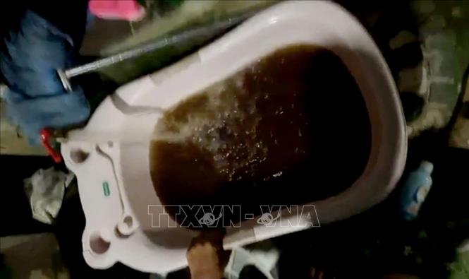 Tình trạng nước máy sinh hoạt xuất hiện màu vàng đục, nâu đen bất thường được người dân Quảng Trị phản ánh từ tối 31/5/2026. Ảnh: TTXVN phát