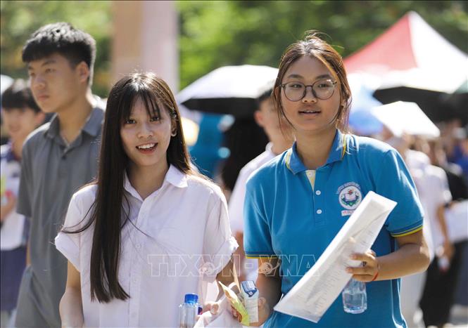Thí sinh rạng rỡ rời phòng thi sau khi kết thúc môn thi cuối cùng tại điểm thi Trường THPT Tô Hiệu. Ảnh: Trọng Đạt-TTXVN